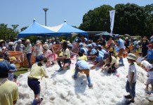 真夏に天然雪で遊べるイベント「雪でアソビナ」7月26日に神奈川県海老名市のえびな市民まつりにて開催