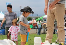 真夏に天然雪で遊べるイベント「雪でアソビナ」。